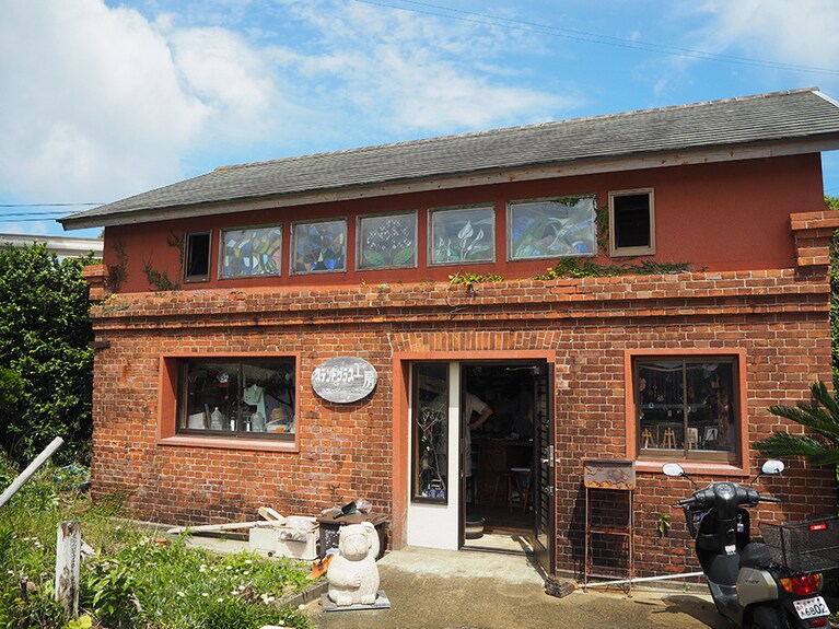 「ステンドグラス工房538」。ステンドグラス作り体験(予約必須)のほか、商品の購入も可能。