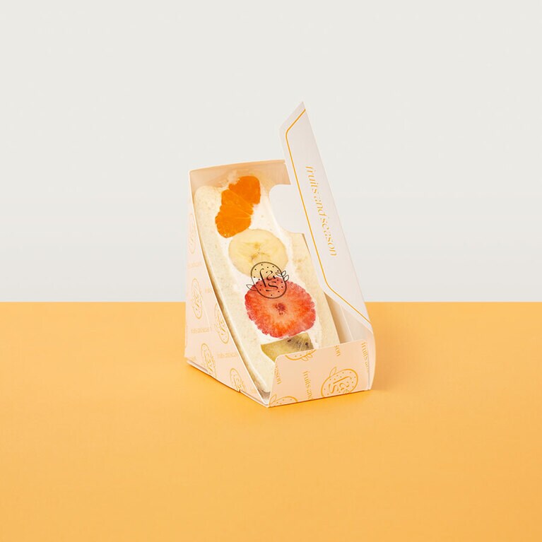 外側は「fruits and season」の総ロゴで、ふたを開けるとフルーツのカラフルな断面があらわれるつくり。
