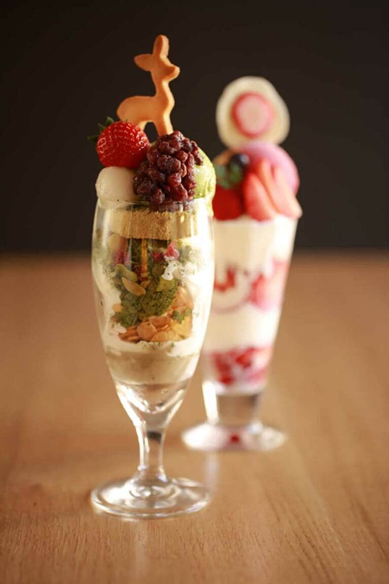 【カフェ ハヤシヤ】愛らしいルックスのHAYASHIYA tea’sパフェ(写真手前)は1,210円。いちごのプレミアムパフェ(写真奥)のほか、ピオーネやシャインマスカットなど、旬の広島フルーツをふんだんに使った季節限定プレミアムパフェも。ランチタイムには姉妹店「焼がきのはやし」の絶品牡蠣づくしランチ※も味わえます。