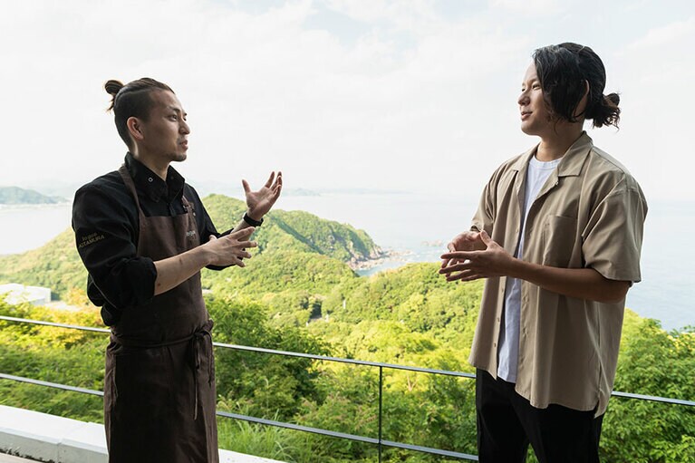 塩について語り合う銀象さん(右)と北村シェフ(左)。銀象さんは2021年に独立し仁淀川近くで完全天日塩を夫婦で作っている。
