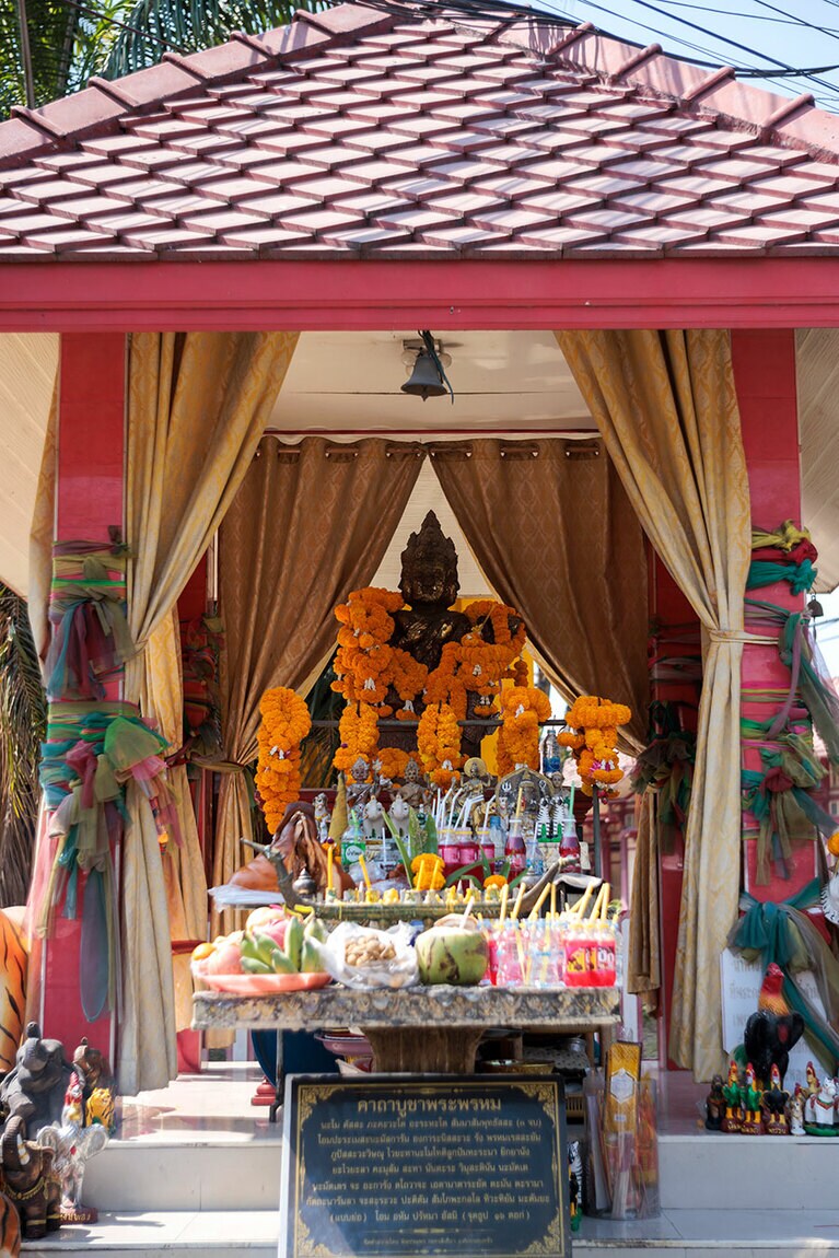 駅前のロータリーには梵天像をおさめた祠も。地元の人たちが次々と冷たい飲み物を供えていった。