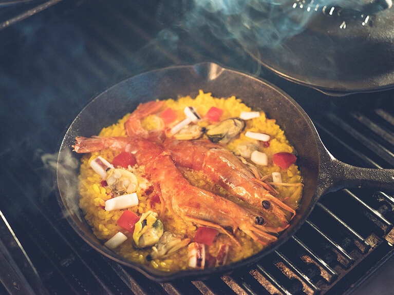 パエリア 3,900円のほかBBQセットも。