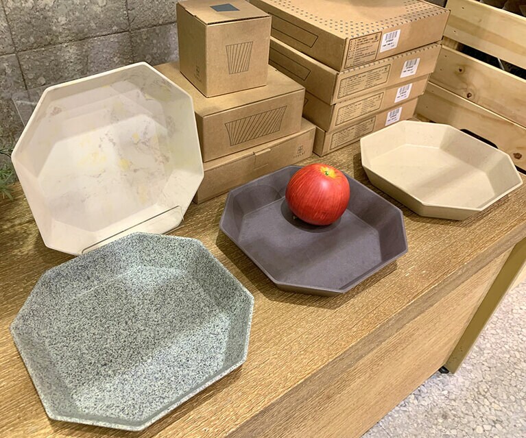 茶葉やもみ殻などを用いた八角形の皿。竹繊維八角盤(八角形のお皿) 480元。