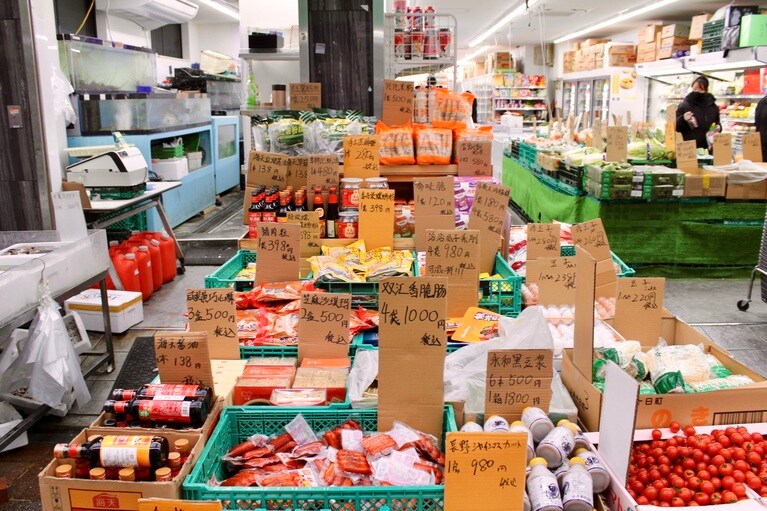 中華食材店「源葉超市」。店先では野菜や鮮魚も販売。