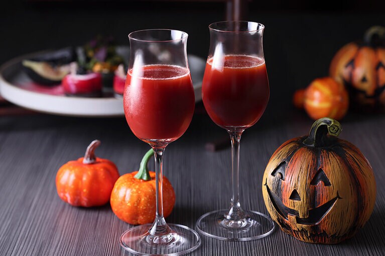 ウェルカムドリンク「ローズヒップとベリーのティースカッシュ」（モクテル）。