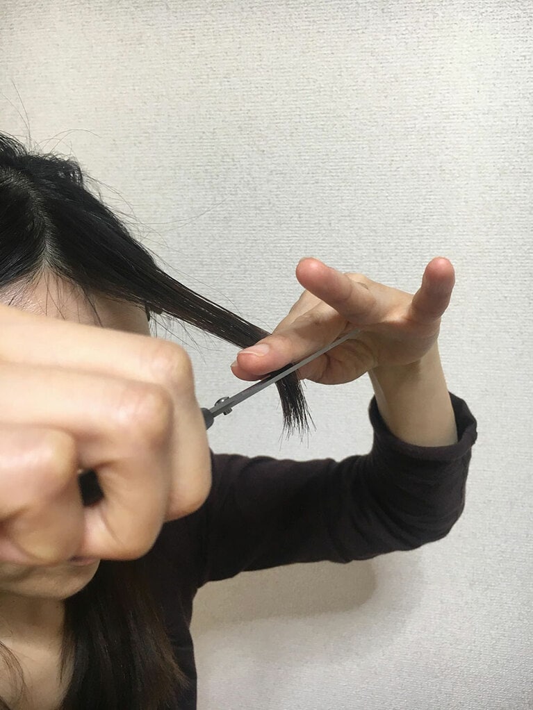 ハサミは横にズバッと入れます。