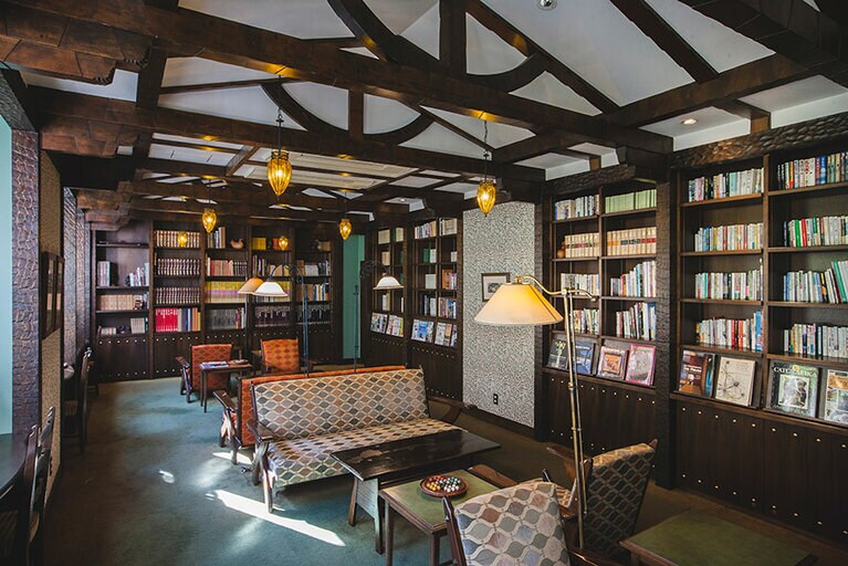 スイスシャレー様式の趣ある外観。館内には吹き抜けの大階段や手焼きタイルなどクラシックなディテールが残り、ホテルの長い歴史と伝統を感じさせる。