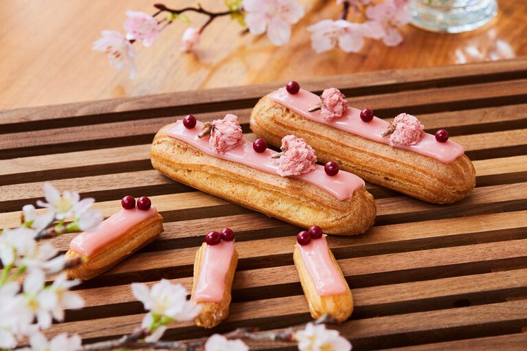 桜エクレア スモール 250円 ラージ 550円。