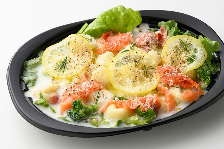 スモークサーモンのレモンクリームニョッキ 658円。