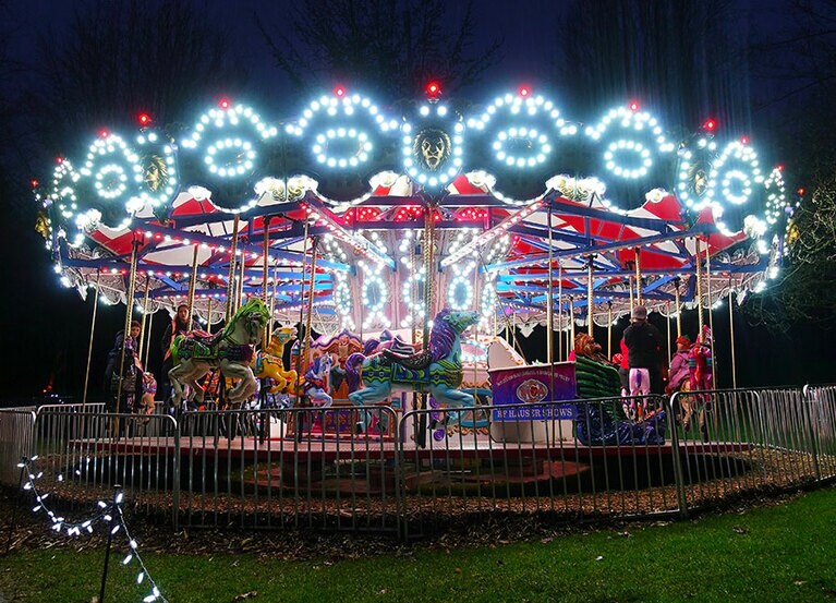 光を放つメリーゴーランドは大人も子どもも夢中！