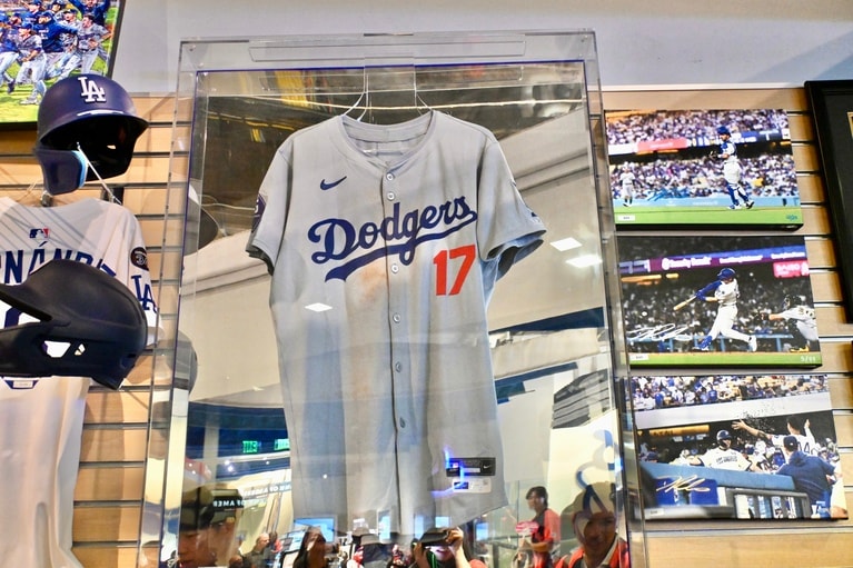我らが大谷選手着用のユニフォームも販売されていました。