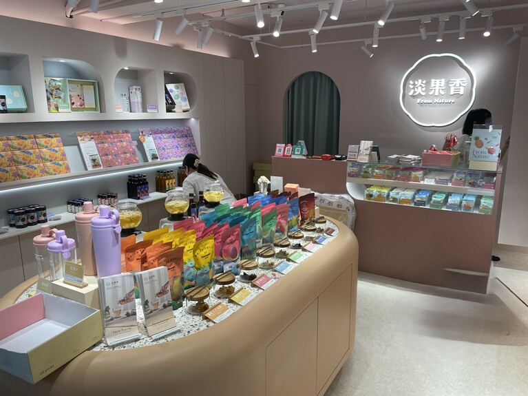 試飲できるフルーツティーは常時3種類。提供されるフレーバーは日によって異なるようです。