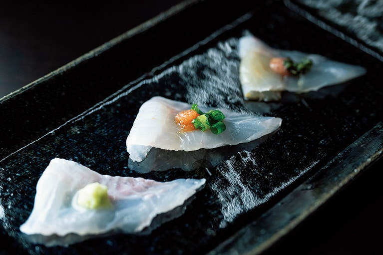 夕食の鮨コースは23品ほど。味はもちろんボリュームにも大満足。（一 能登島　石川）