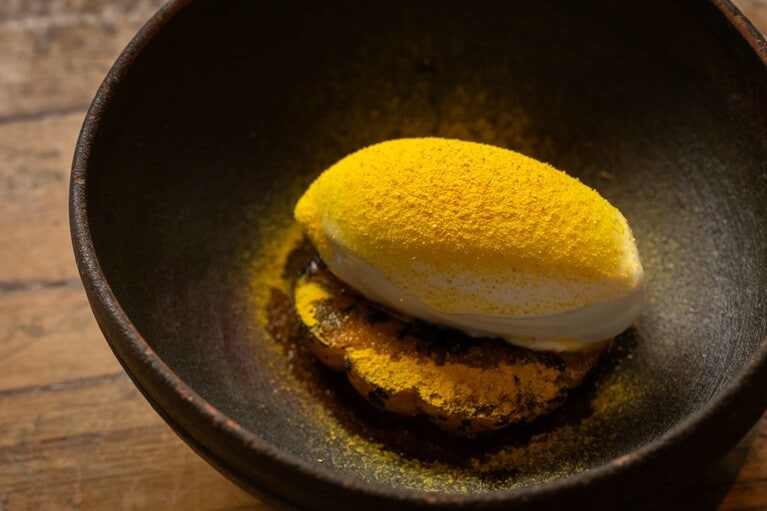 新潟産のみかんを用いたデザート。焼きみかんの上にミルクのアイスクリーム、みかんパウダーを。