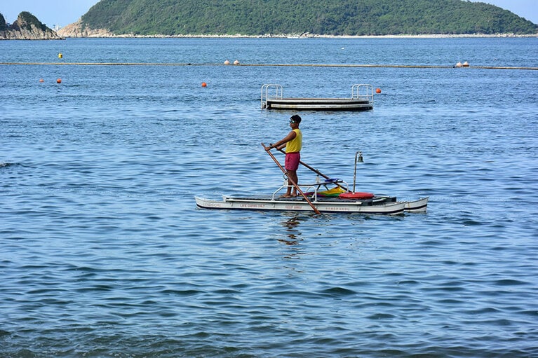 海の安全を守るライフガードさん。カタマラン式カヌー(？)をはじめてみました。