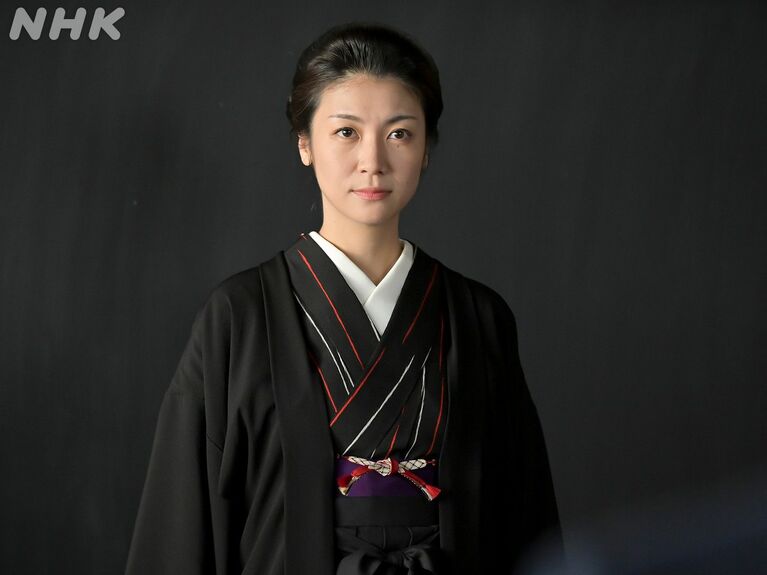 のぶがあこがれる教師・黒井雪子（演・瀧内公美）（NHK『あんぱん』Xより）