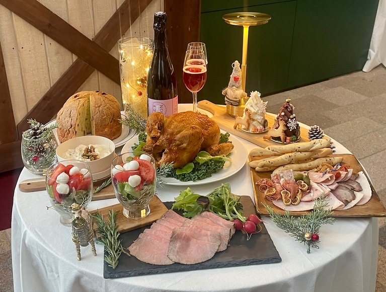 館内の「麻布台ヒルズ マーケット」で販売されている商品の一部。中央広場に加えて、フードマーケットでもクリスマスパーティーにぴったりな食材や惣菜が手に入ります。