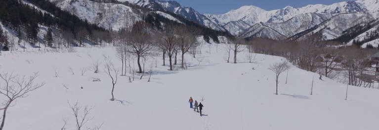 スノーシューガイドツアー 5,500円（スノーシュー、ストック、手袋、帽子、ウェア、お菓子ドリンク含む）／2時間 