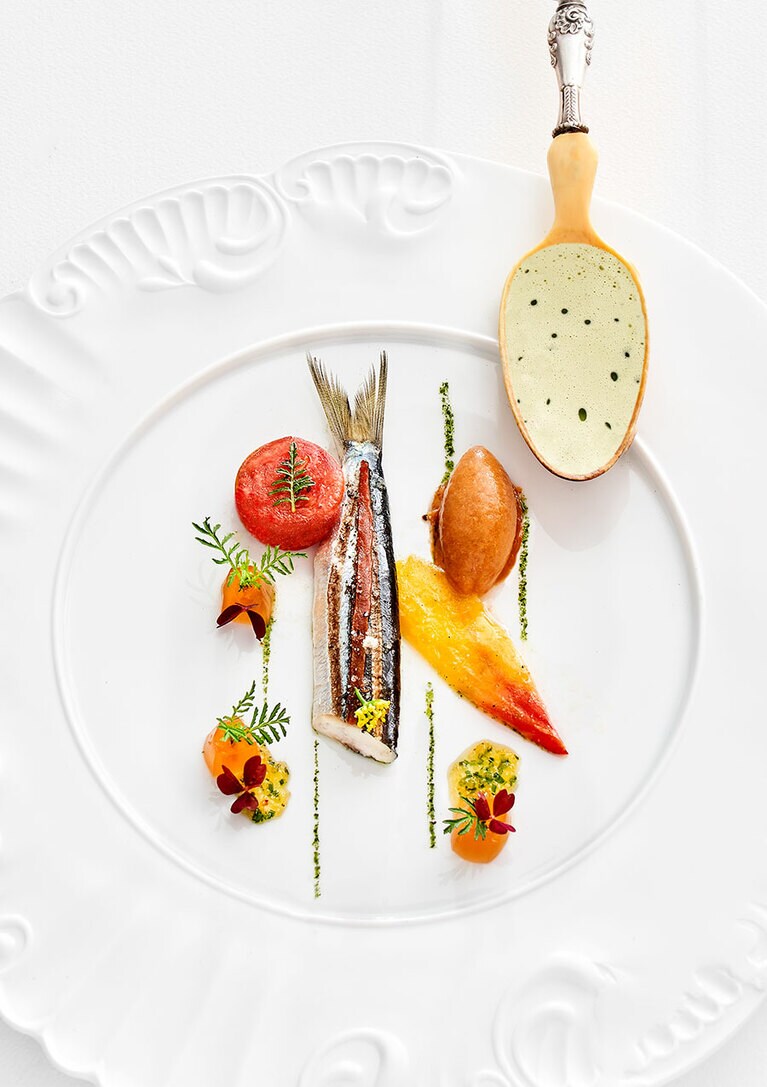 レストラン「プレニチュード」の料理。グリルした鰯とカラスミ、ランブルスコのヴィネガー、タラゴン風味のソース“エデン”を添えた一皿。