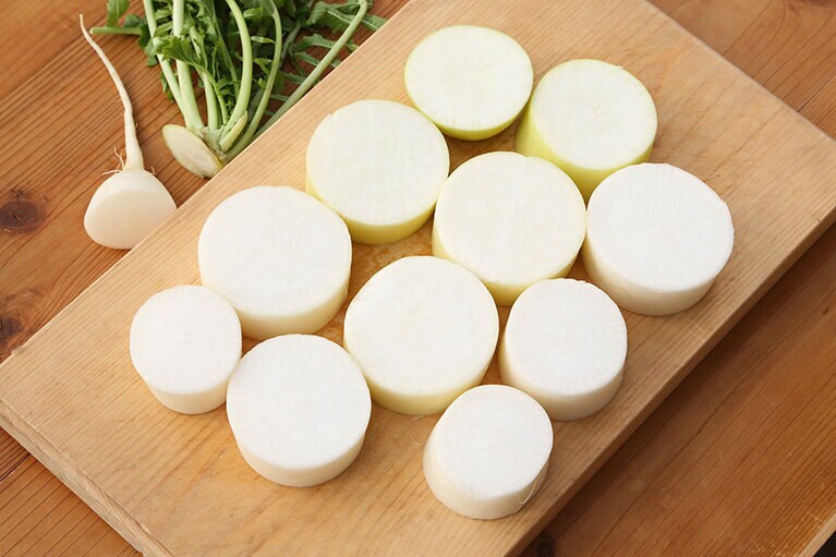 下処理で余った皮の部分や根元の部分、葉の部分はそれぞれきんぴらやサラダに、お味噌汁などの具材にして丸ごと使うことができる。