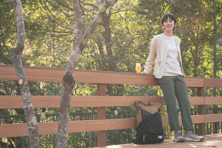 シューズ［ウィメンズ | ネクシス エヴォ  ウォータープルーフ］18,700円／キーン(キーン・ジャパン) カーディガン 17,380円、カットソー 6,270円、パンツ 14,300円、バックパック 19,800円／マーモット(デサントジャパンお客様相談室 0120-46-0310) ソックス／スタイリスト私物