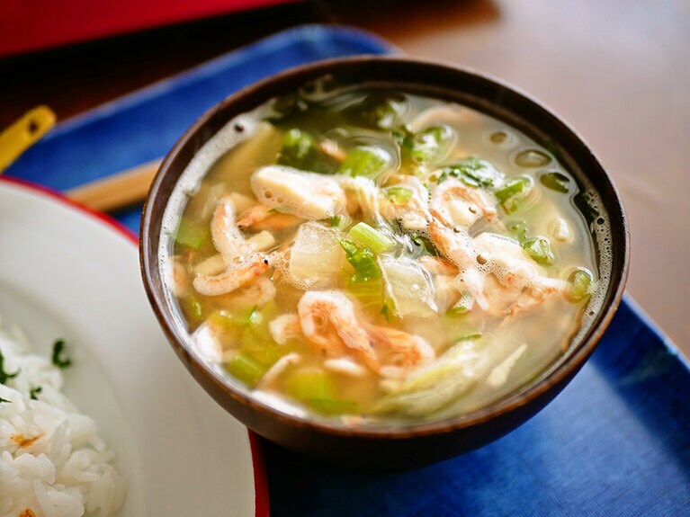 白菜、小松菜、桜エビ、ワカメ入りの味噌汁。この日のSNSには「余りものフル投入。うちの味噌汁はこれでいいのだ」と書いてました。