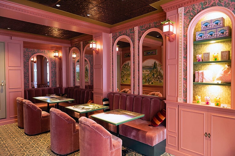 店内もピンク色に統一されていて非現実的な空間が広がります。