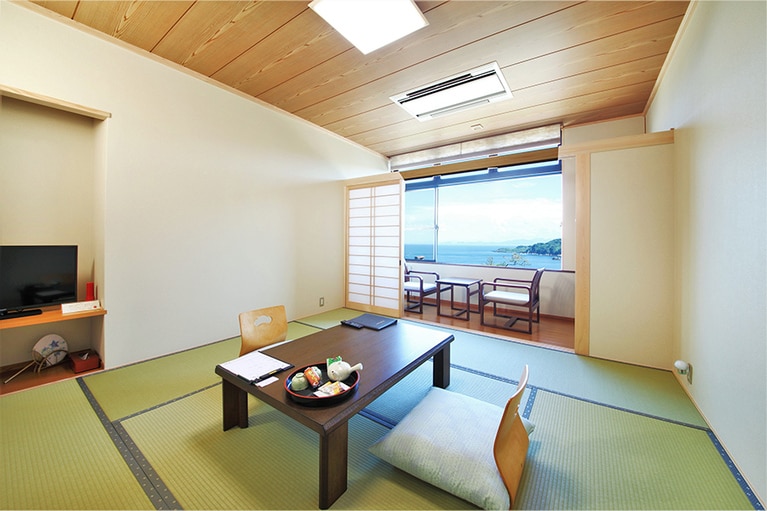 日本海が一望できるオーシャンビューの和室。
