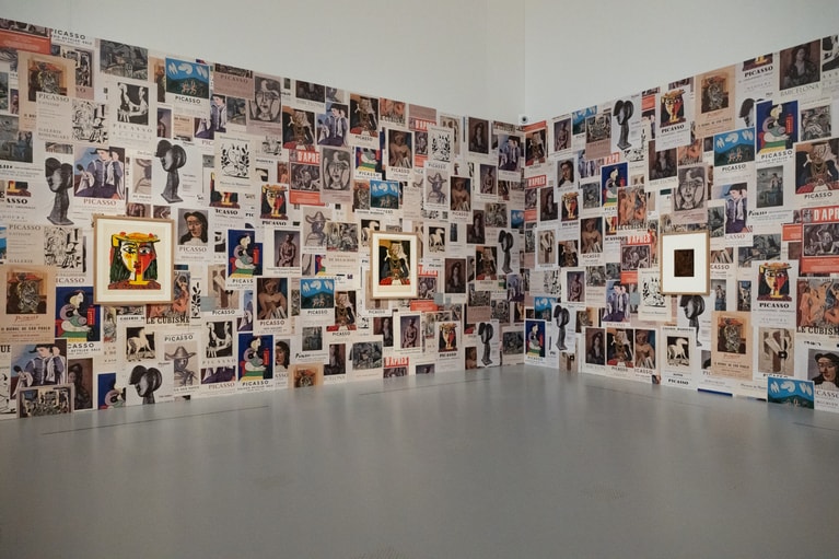 「ピカソ meets ポール・スミス 遊び心の冒険へ」 国立新美術館 2026年 展示風景。
