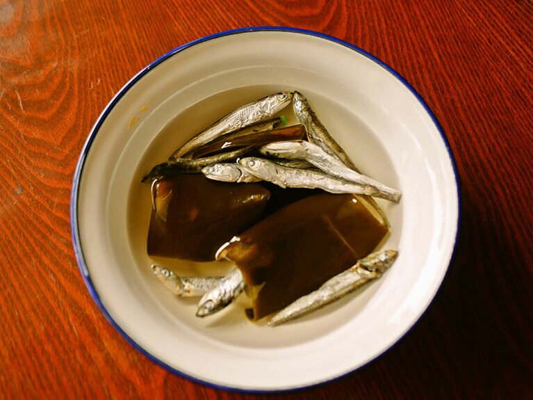 【事前に準備しておこう】おだしは「いりこと昆布」で。いりこと昆布は水2カップ(400ml)に対していりこ8～10匹、だし昆布は7～8センチ角ぐらいを目安に、しっかりと濃いめに。おだしというより調味料感覚に考えて。煮干しは頭など取らずそのままでOK。水出しの場合は6～7時間ほどつけておく。