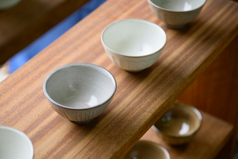 ブース内ではさまざまな理由で店頭での販売に至らなかった食器を通常より安い価格で販売。