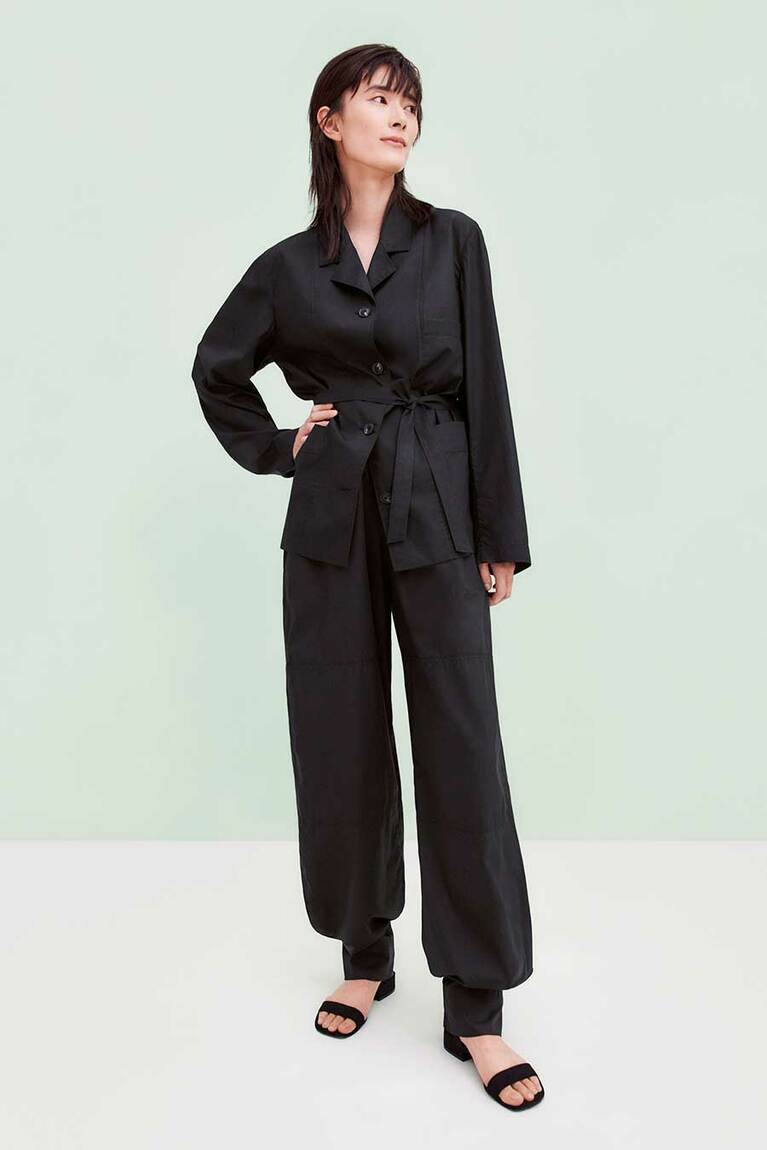 シャツジャケット 4,990円、 パラシュートパンツ 3,990円。