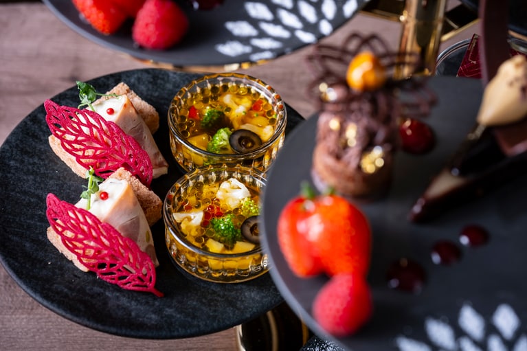 セイボリーメニューより、「オープンサンド」と「コンソメのゼリー寄せ」。