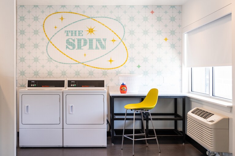 ジムに併設されたランドリーコーナー。洗濯時間もワークアウトで有効に。