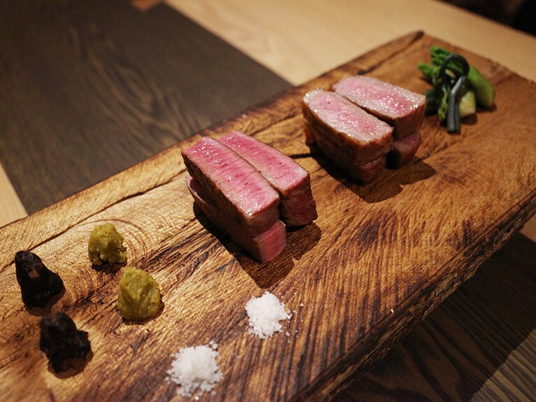 左は歯応えがしっかりした近江牛、右はサシが入って柔らかい生粋のかながわ黒毛和牛。コントラストで美味しさが際立つ。