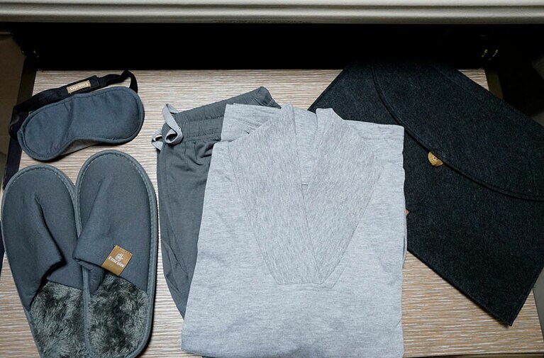 ポーチに入ったリラックスウェアと、アイマスク、スリッパ。