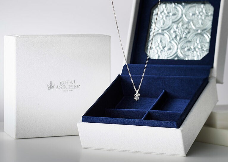 【ロイヤル・アッシャー】雪のような純白のオリジナルジュエリーボックスも数量限定で発売。ボックス内には仕切りがあるので、そのままジュエリートレーとして使えるのも嬉しい