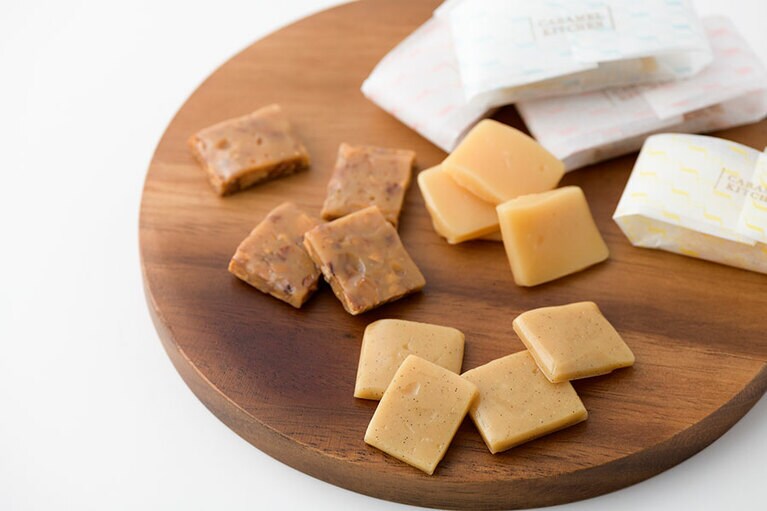 ホームメイドキャラメル 各900円(8包入)。手前から時計回りに：ミルク、アーモンド、バター／キャラメルキッチン