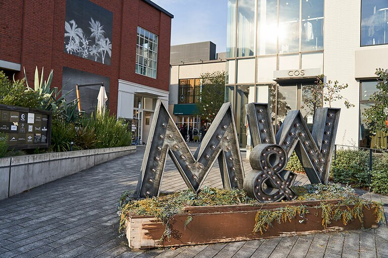 赤レンガ倉庫の隣にある海沿いの商業施設「MARINE ＆ WALK YOKOHAMA」。