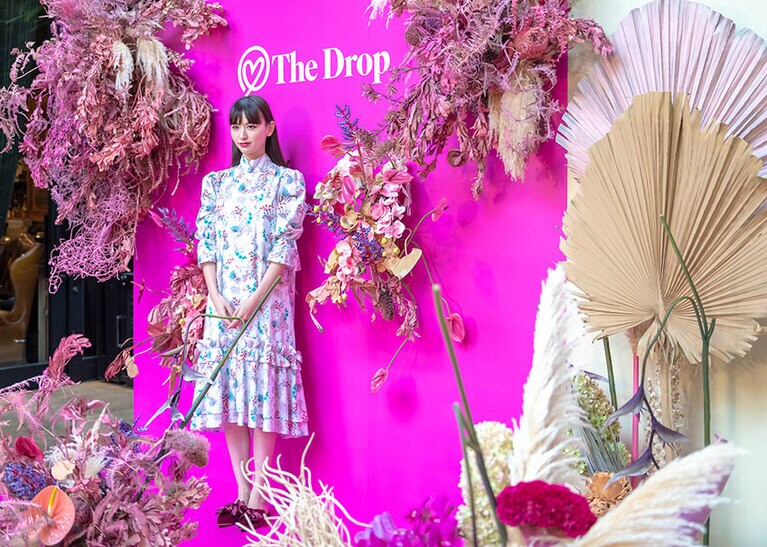 販売アイテムの1つである「フレアドレス フローラルプリント」を着て登場した鈴木えみさん。