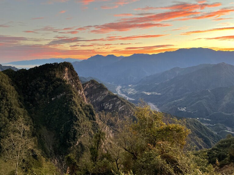 裾野には小さな集落も見えます。