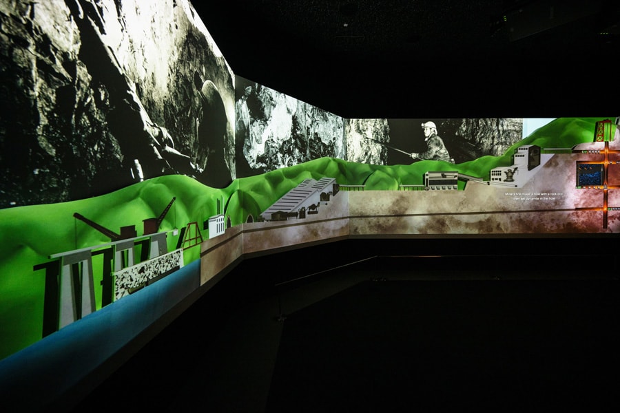 4つのシアターがあり、坑道のような空間を巡りながら佐渡金銀山の歴史に触れることができます。