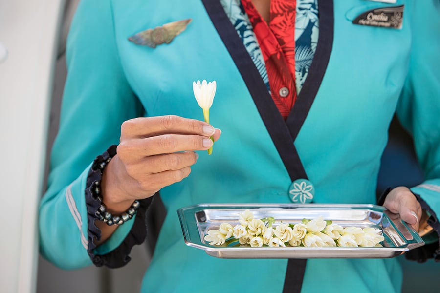 搭乗時、国花のティアラの花がひとりひとりに渡される。機内は花の香りで満たされる。