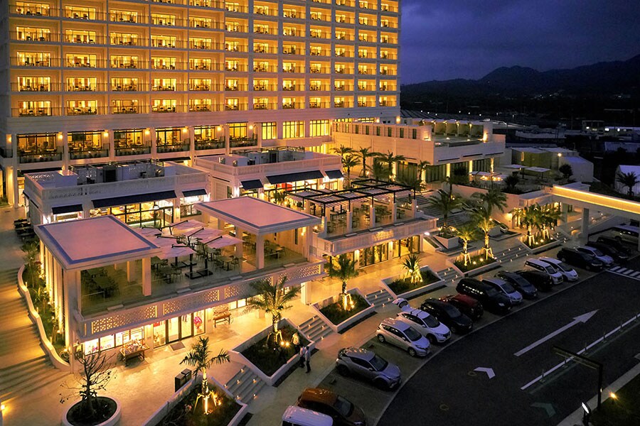 アラマハイナ コンドホテルの開業に合わせて誕生した、最新のグルメ＆ショッピング施設「オキナワ ハナサキマルシェ」。