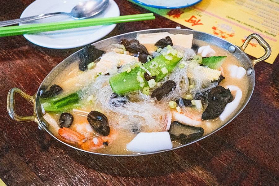 白味噌で出汁をとった海鮮スープ。イカやエビなど地元の食材を味わえます。時価。
