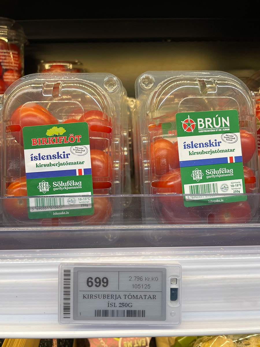 トマトは250gで700円ほど。