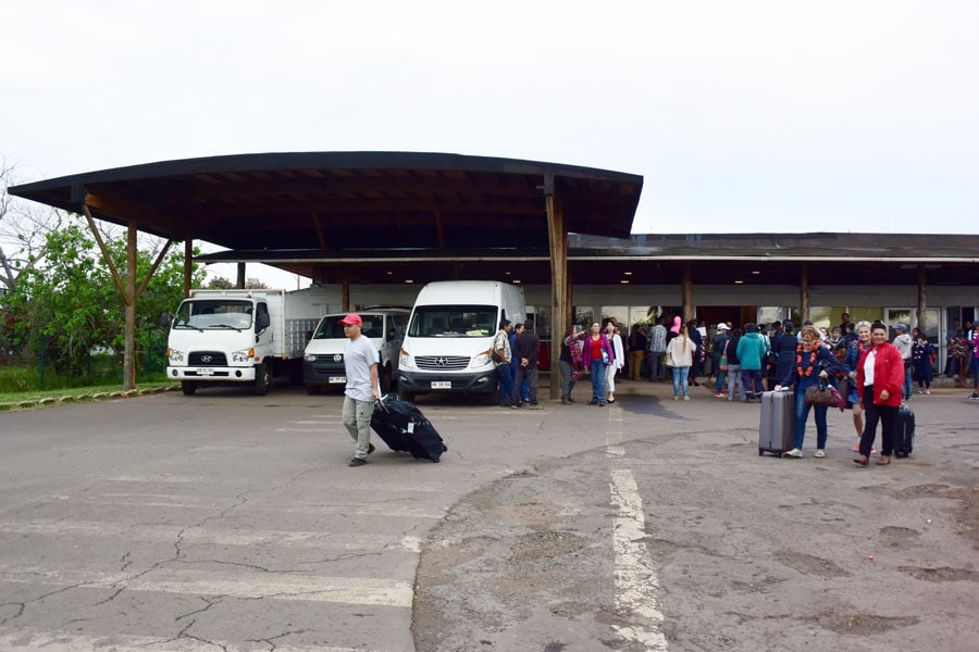 イースター島のマタベリ国際空港。パスポートを預けて入国したのは、はじめての経験でした。