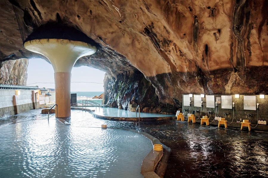 全国でも珍しい絶景の洞窟風呂。