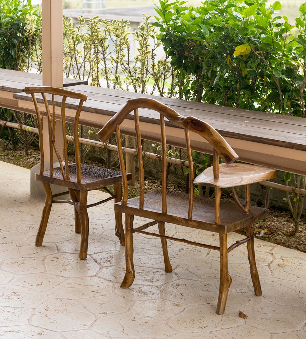 カフェの椅子は、沖縄市自立プラザ希織の作品。
