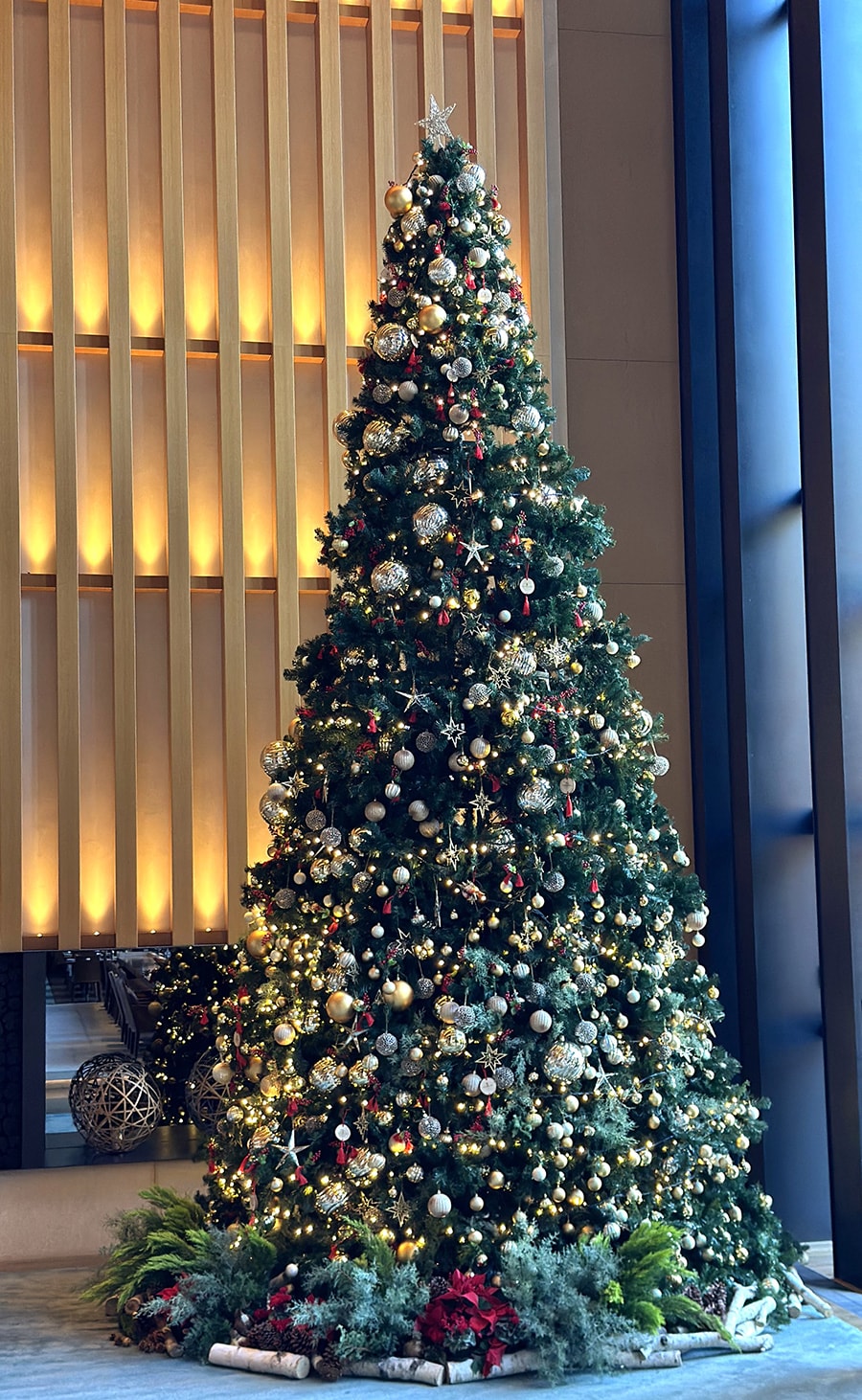 【フォーシーズンズホテル京都】 平安時代から続く名庭とクリスマスツリーが溶け合う風景 | ホテルのクリスマスツリー | 写真 | 2枚目